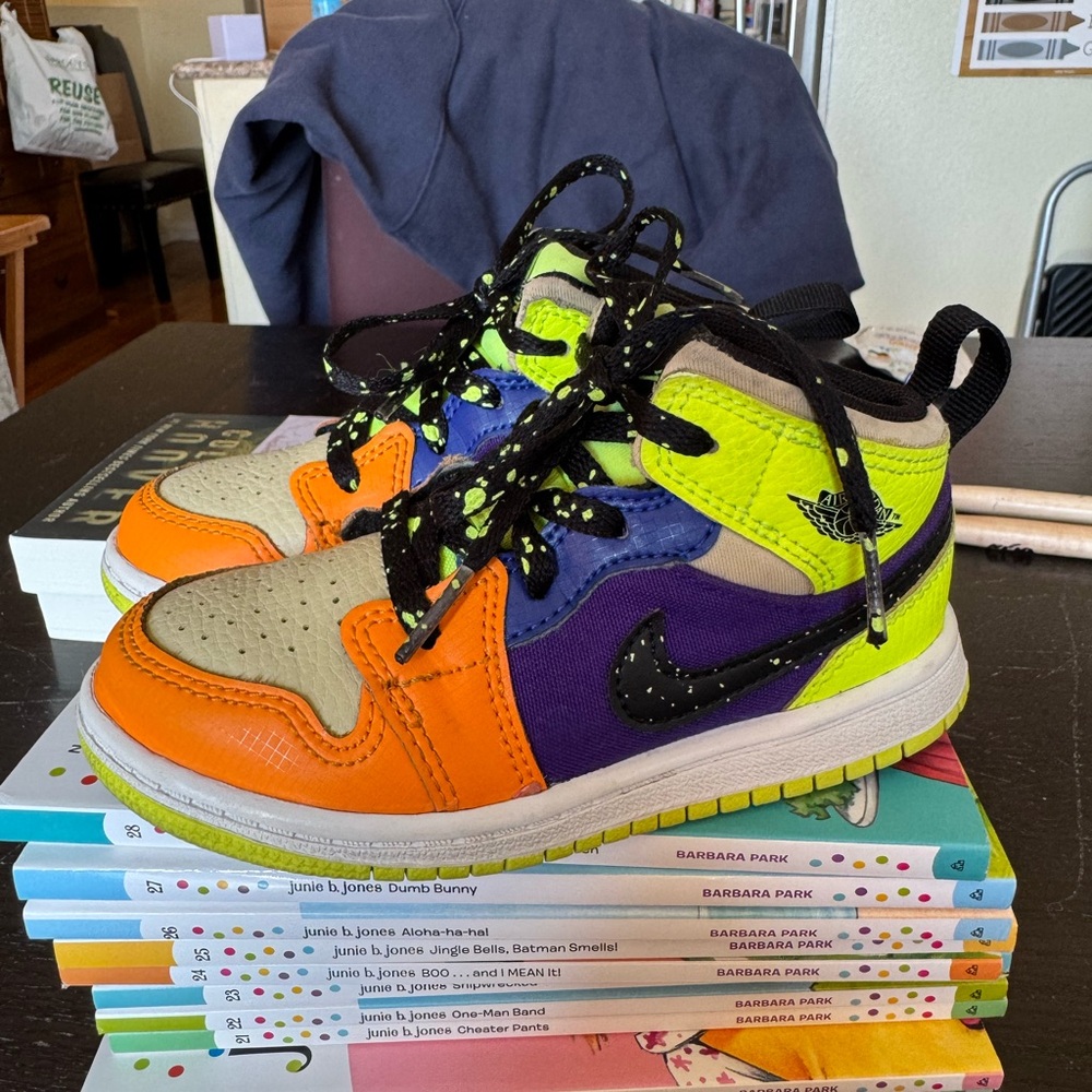 Air Jordan 1 mid volt vivid